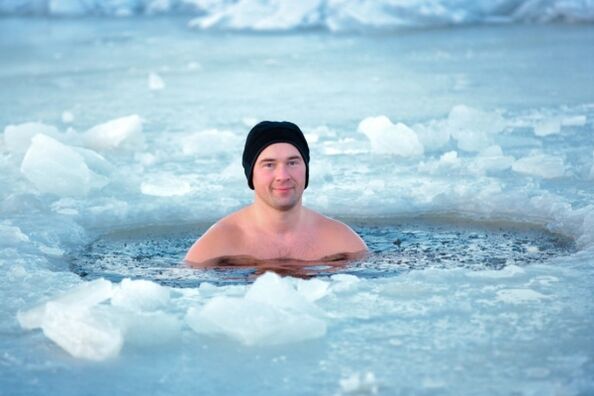 pływanie w lodowej dziurze jako metoda zapobiegania zapaleniu gruczołu krokowego